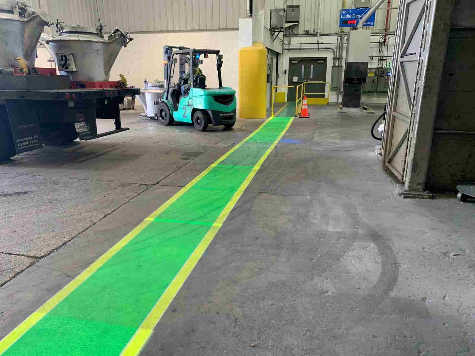 High-contrast walkway projection