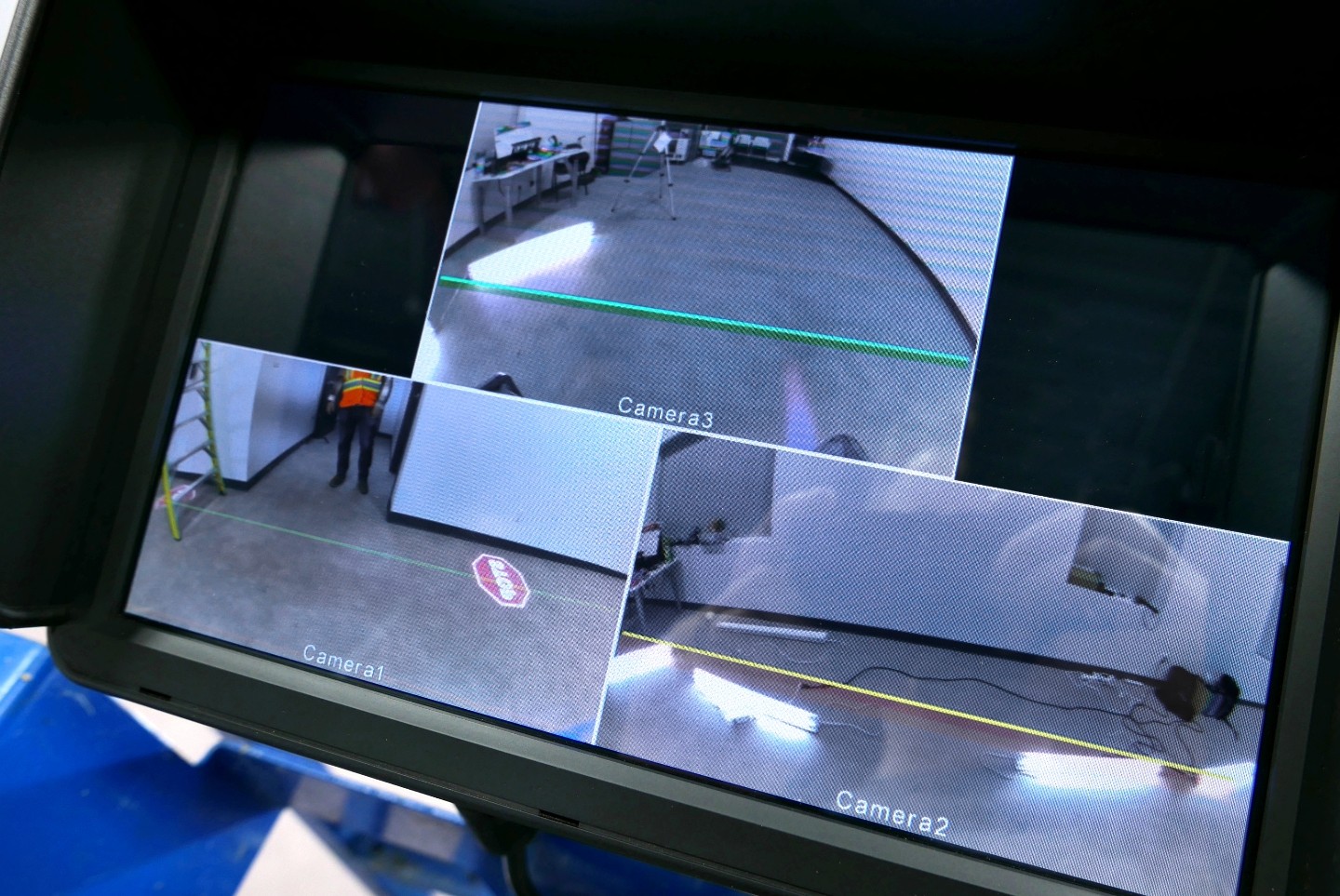 Monitor showing 360° coverage of SmartEye DETECT
